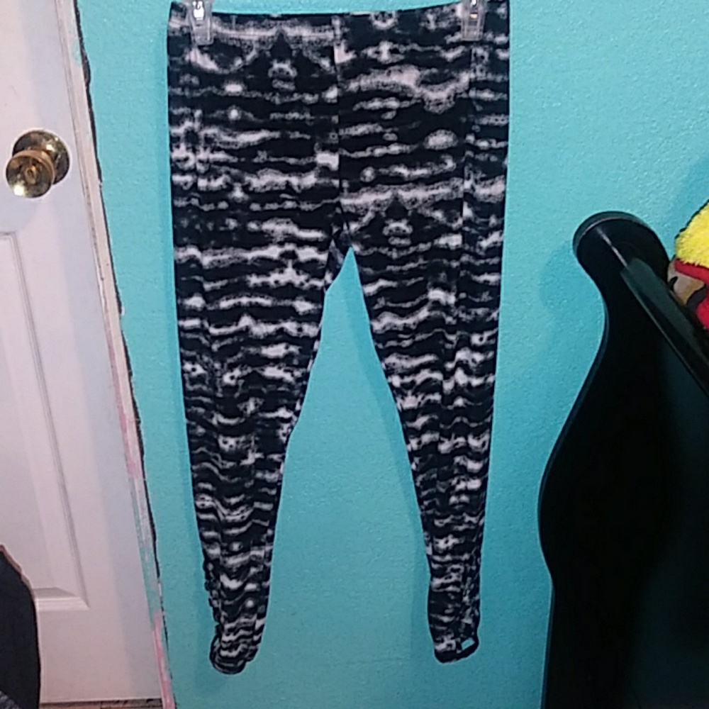 Workout bottoms with cut design on ankles